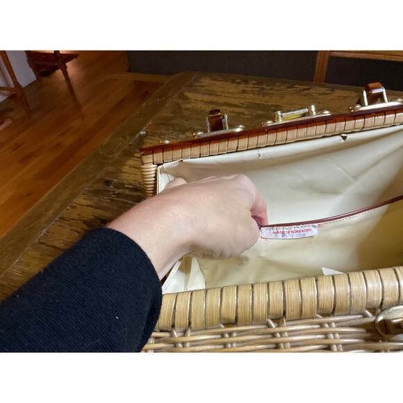 Vintage 1950s Wicker & Lucite Handbag – Made in Hong Kong – Tortoiseshell Trim - Picture 5 of 5